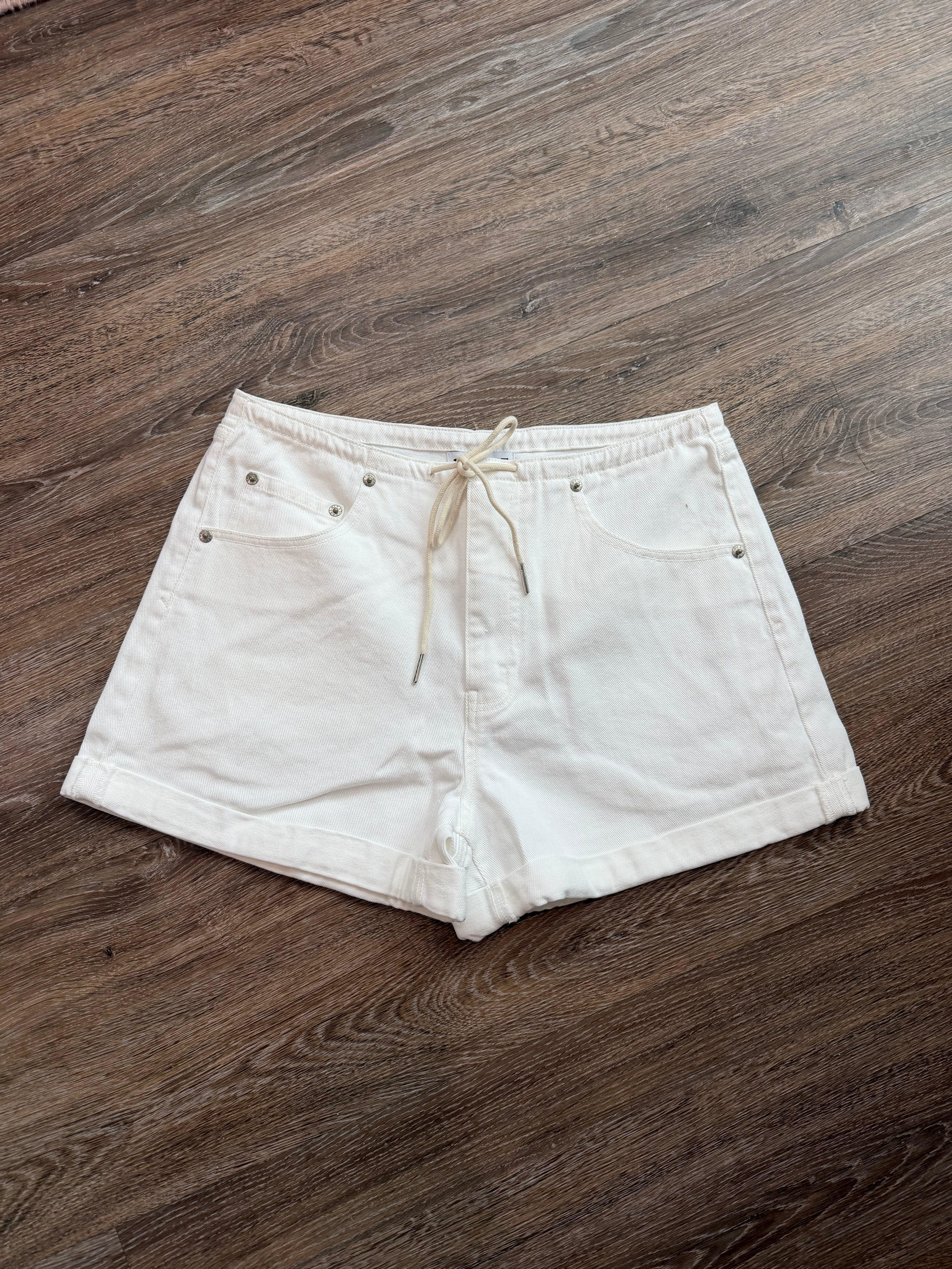 Maddie Mid Rise Short In Lamb